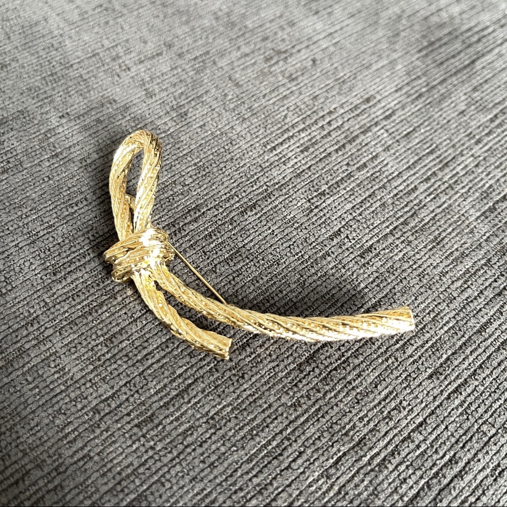 Knot style brooch